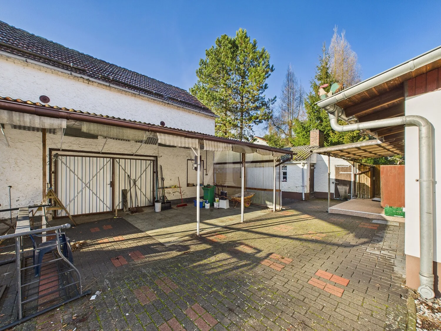 Blick in den Innenhof und auf die Scheune