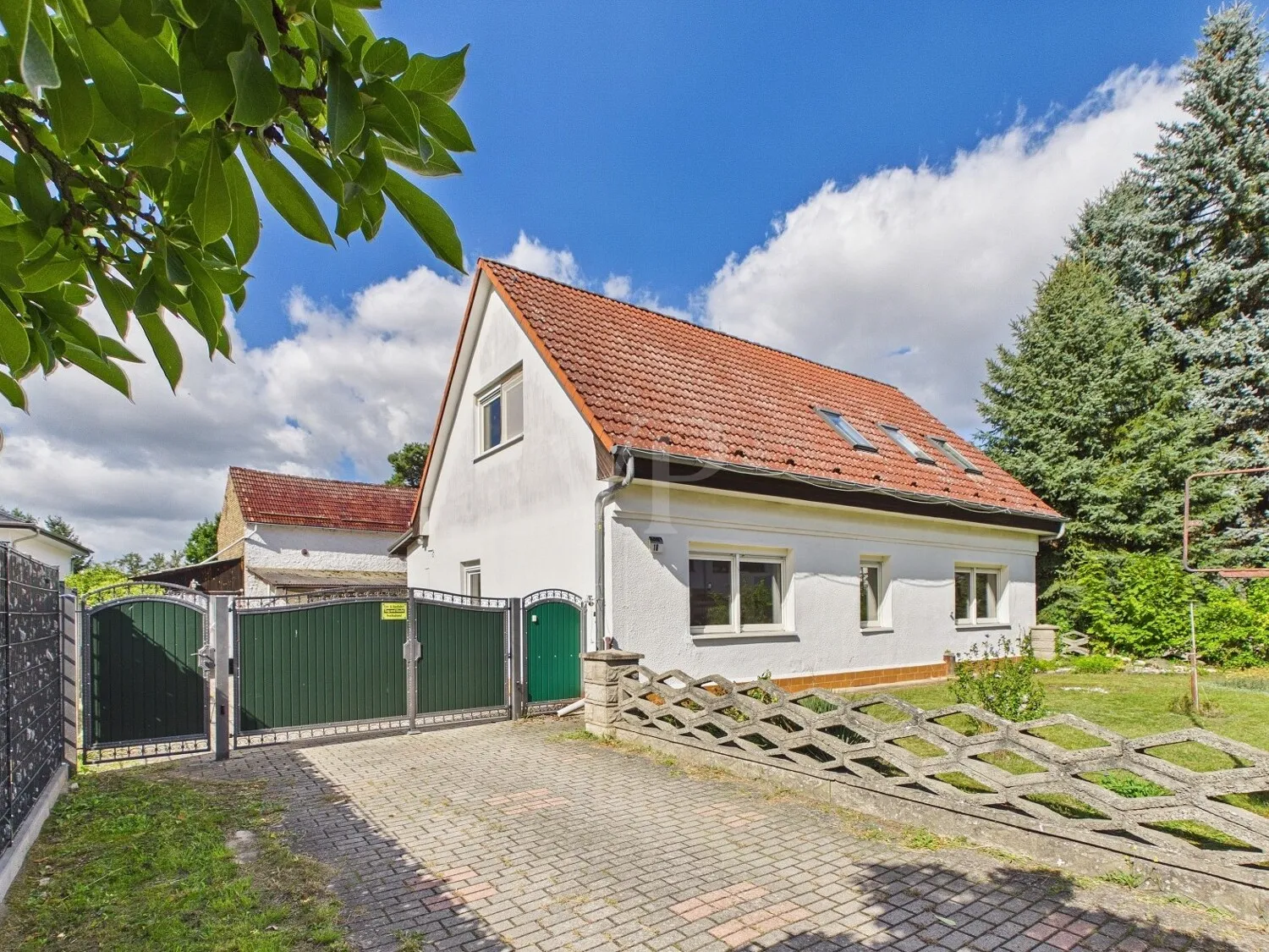 Hausansicht von vorne mit Blick auf die Zufahrt