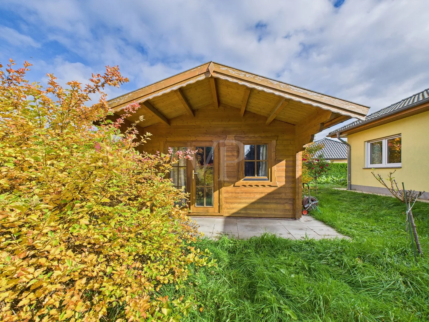 Großzügiger Holzschuppen mit Sauna