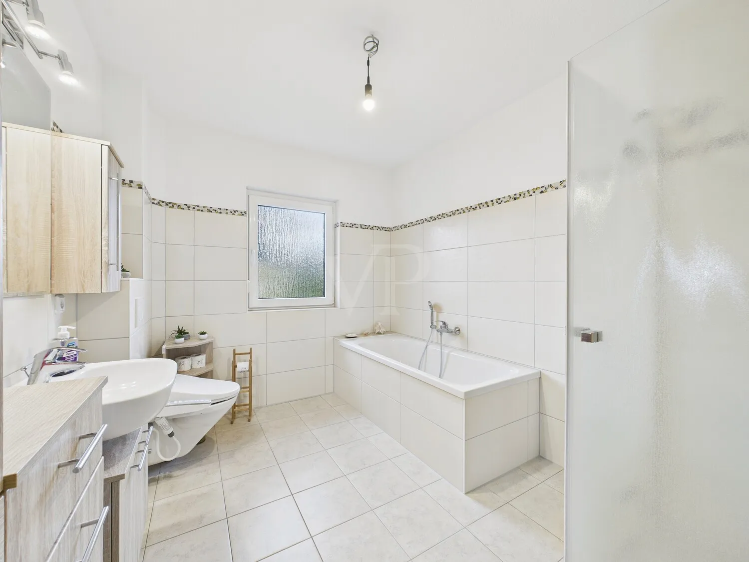 Familienbad mit ebenerdiger Dusche und Badewanne