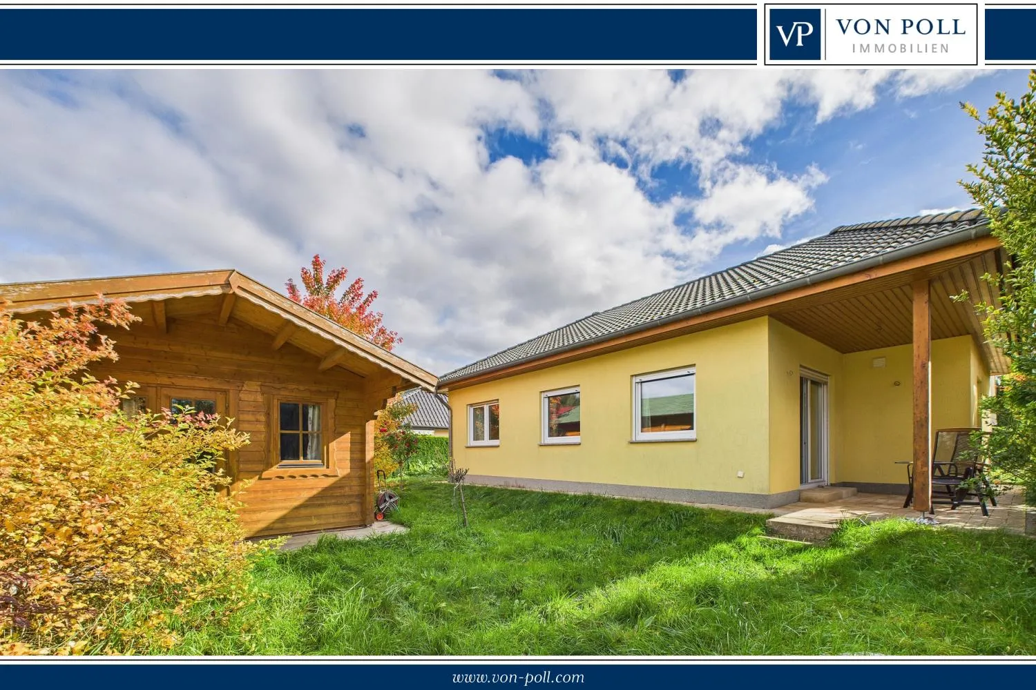 Blick in den Garten und auf das Haus