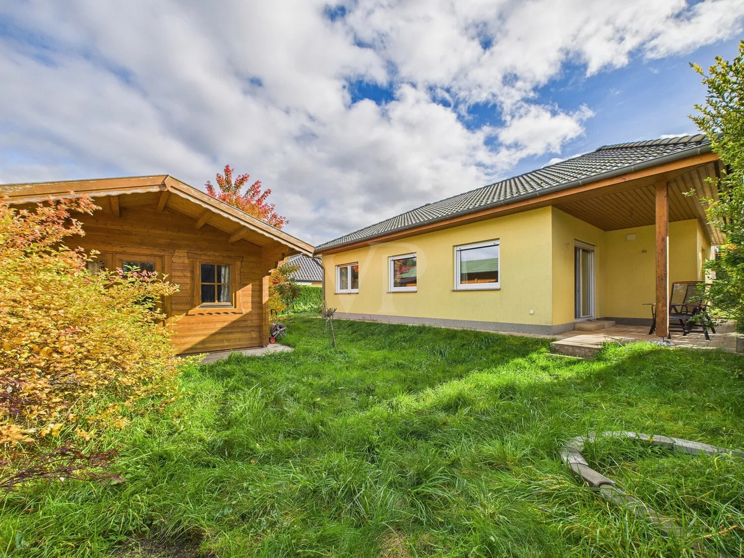 Blick in den Garten und auf das Haus