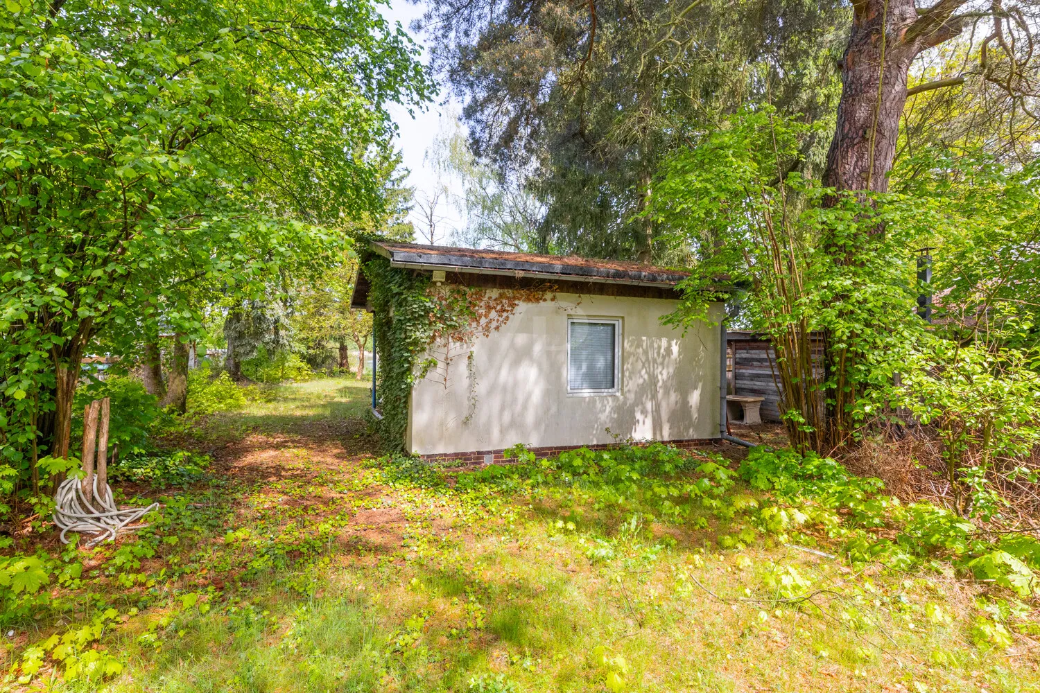 alter Bungalow auf dem Grundstück