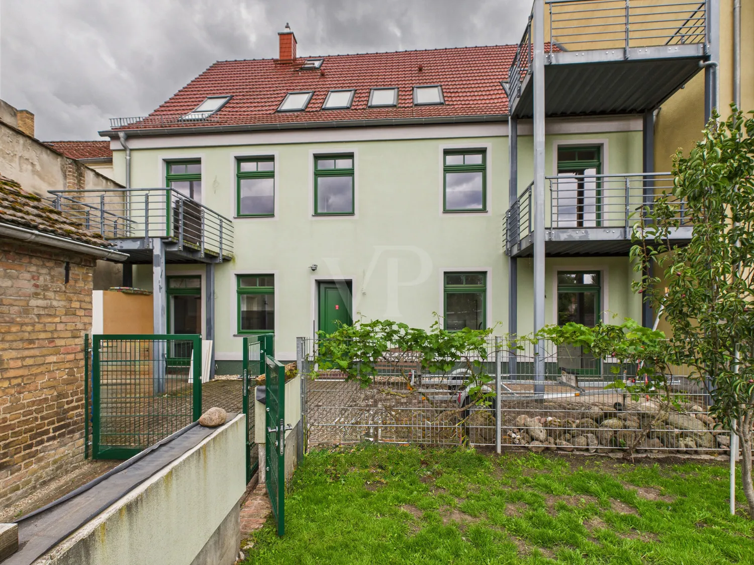 Rückansicht mit Balkonen