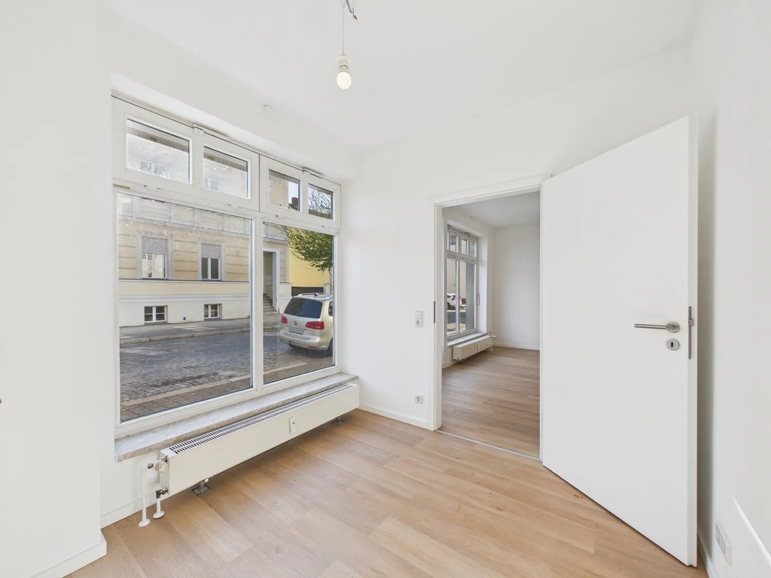 Schlafzimmer mit Fensterfront