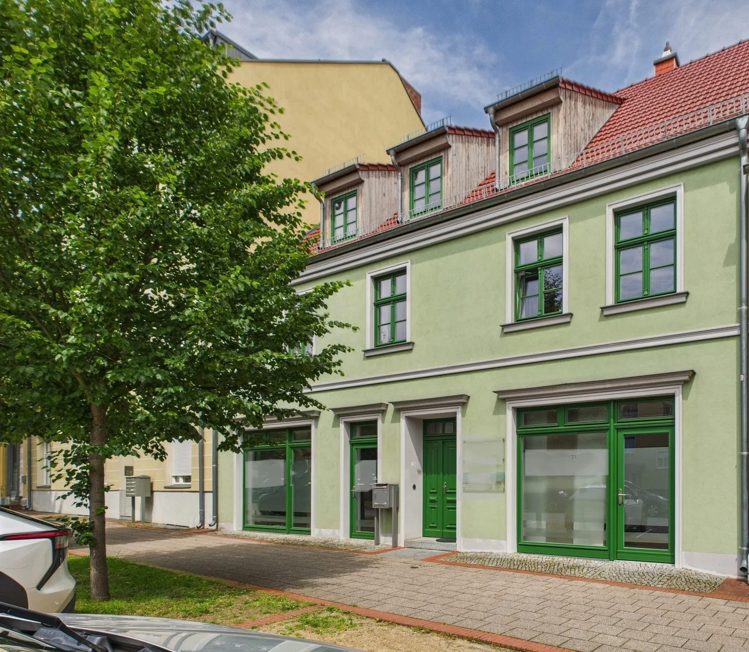 Mehrfamilienhaus Straßenansicht