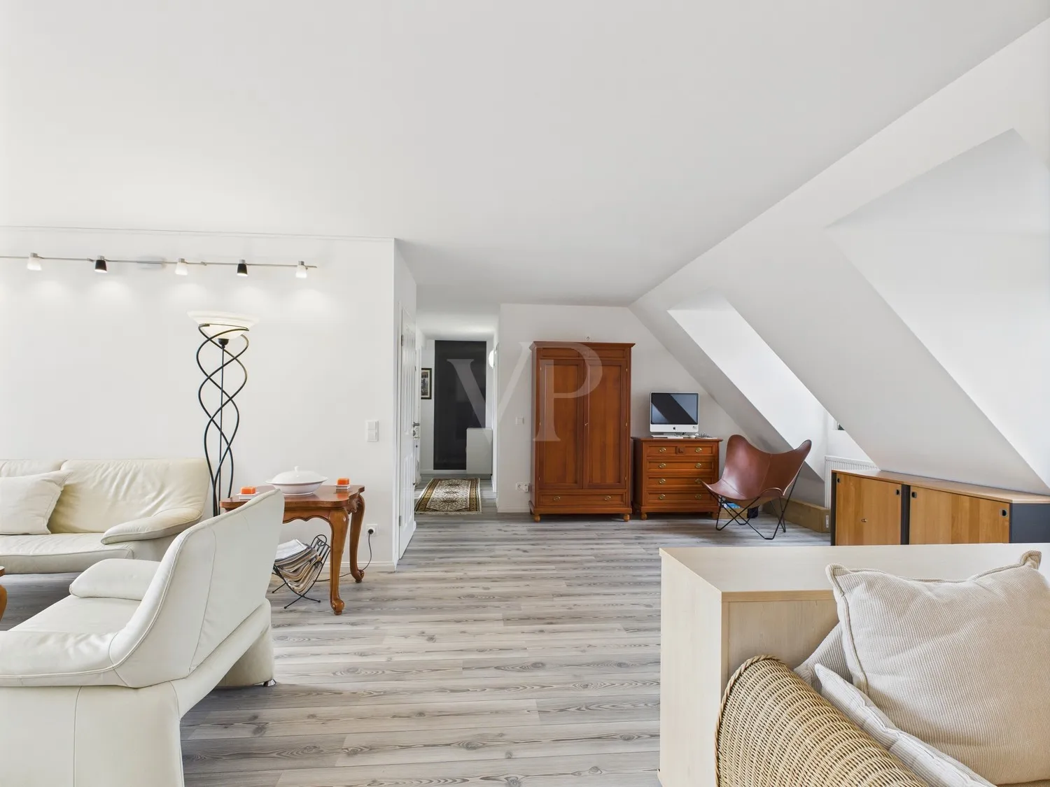 Helles Wohnzimmer im Dachgeschoss