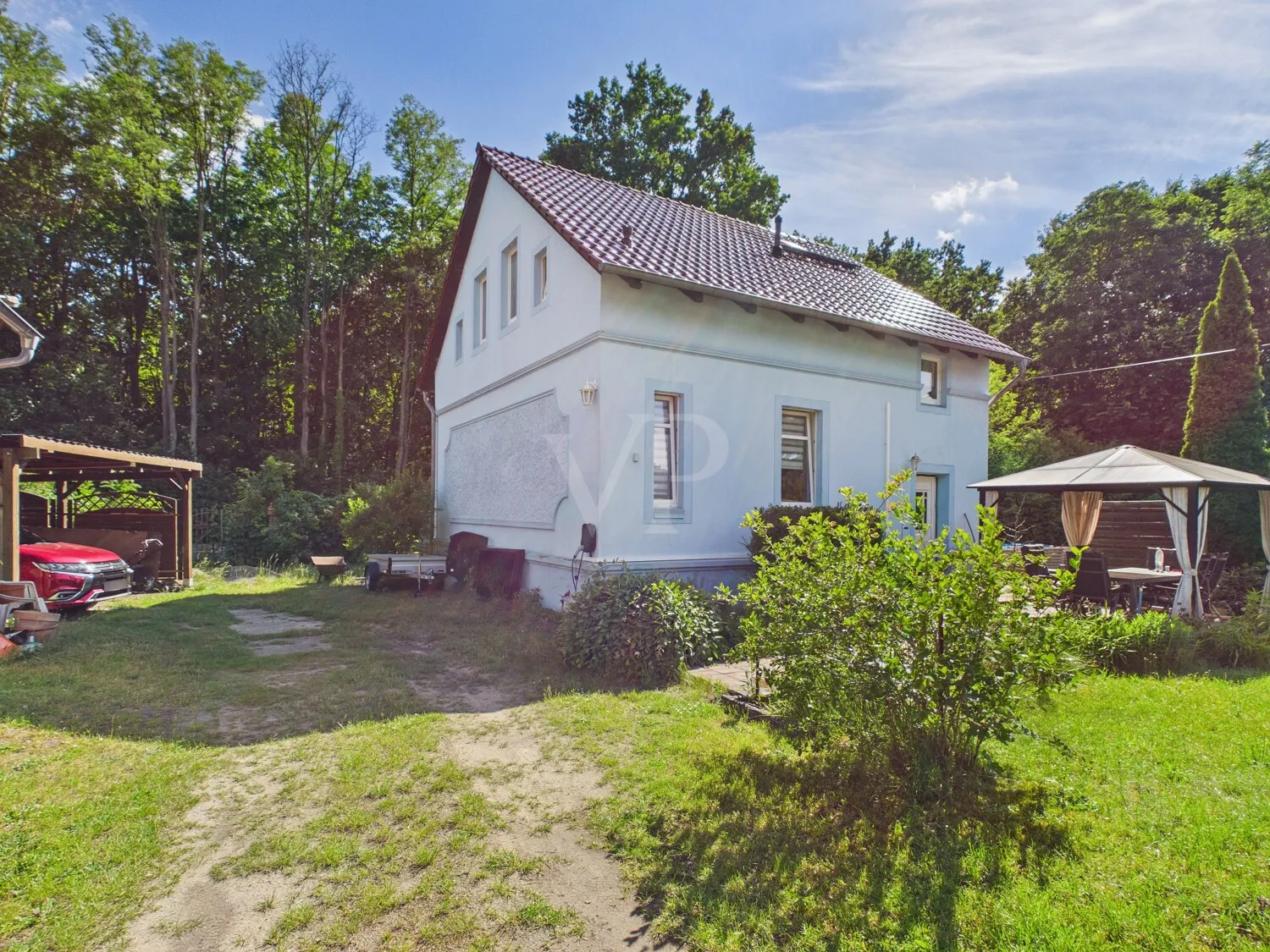 Einfahrt und Hausansicht