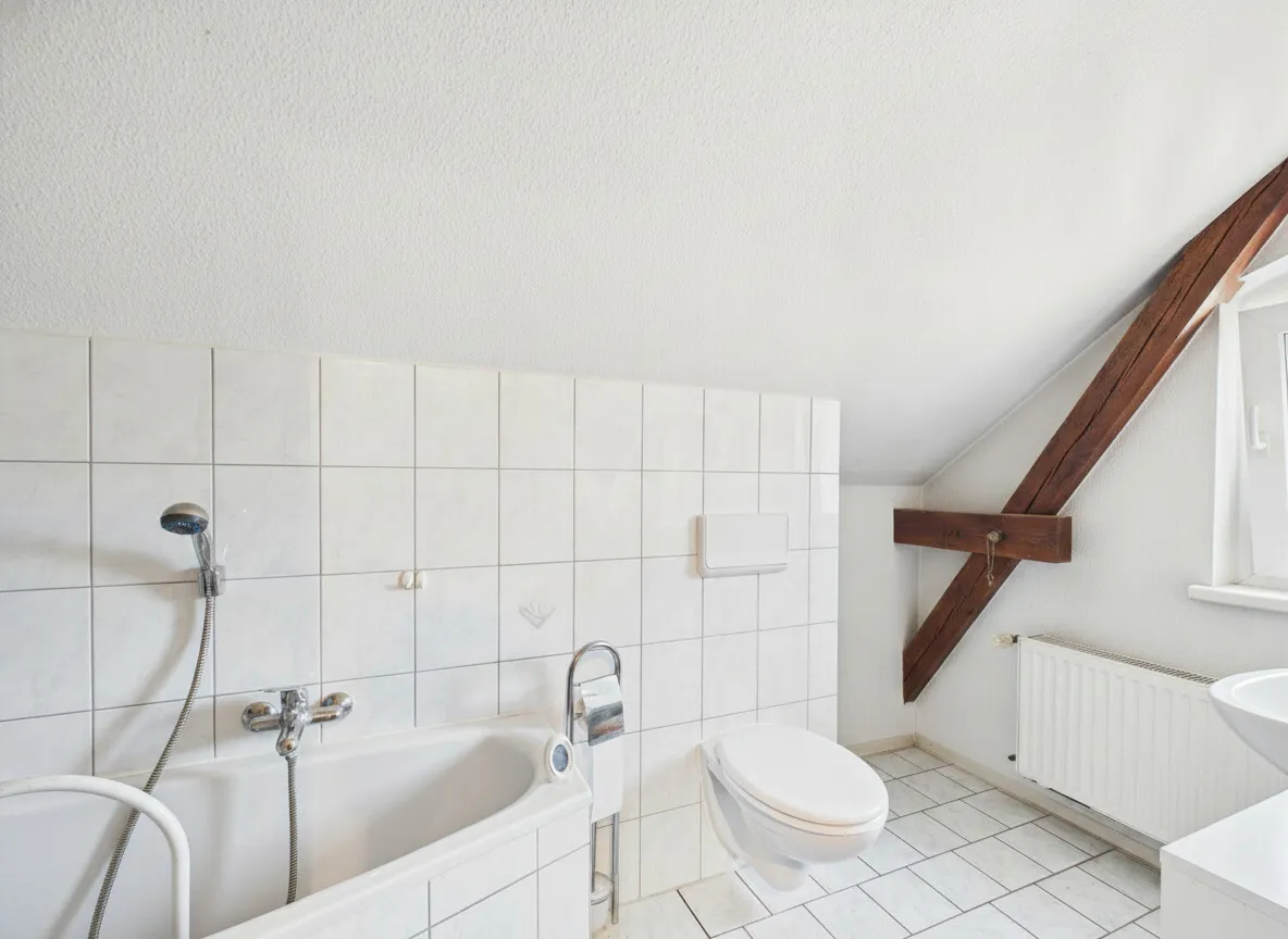 Wannenbad im Dachgeschoss (KI)