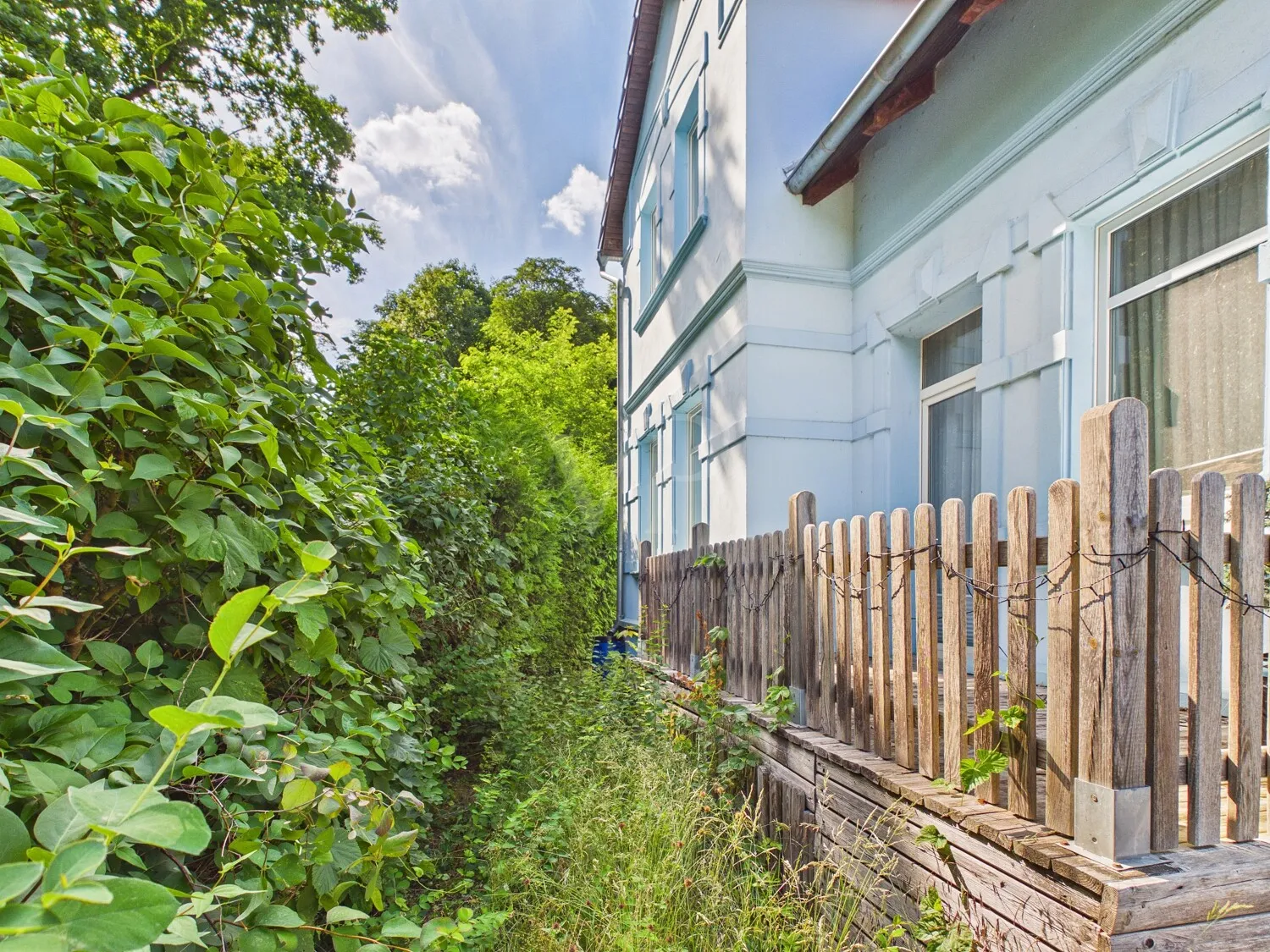 Hausansicht sowie Terrasse am Schlafzimmer