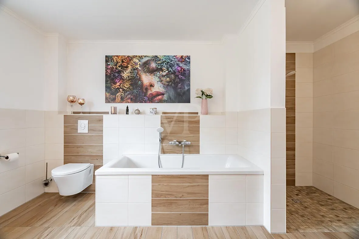 Wanne und große ebenerdige Dusche
