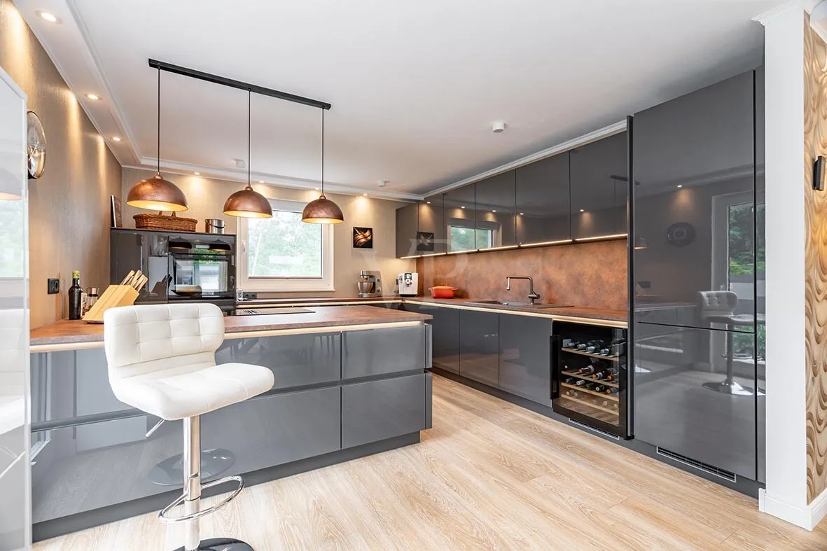 Küche mit Weinkühlschrank