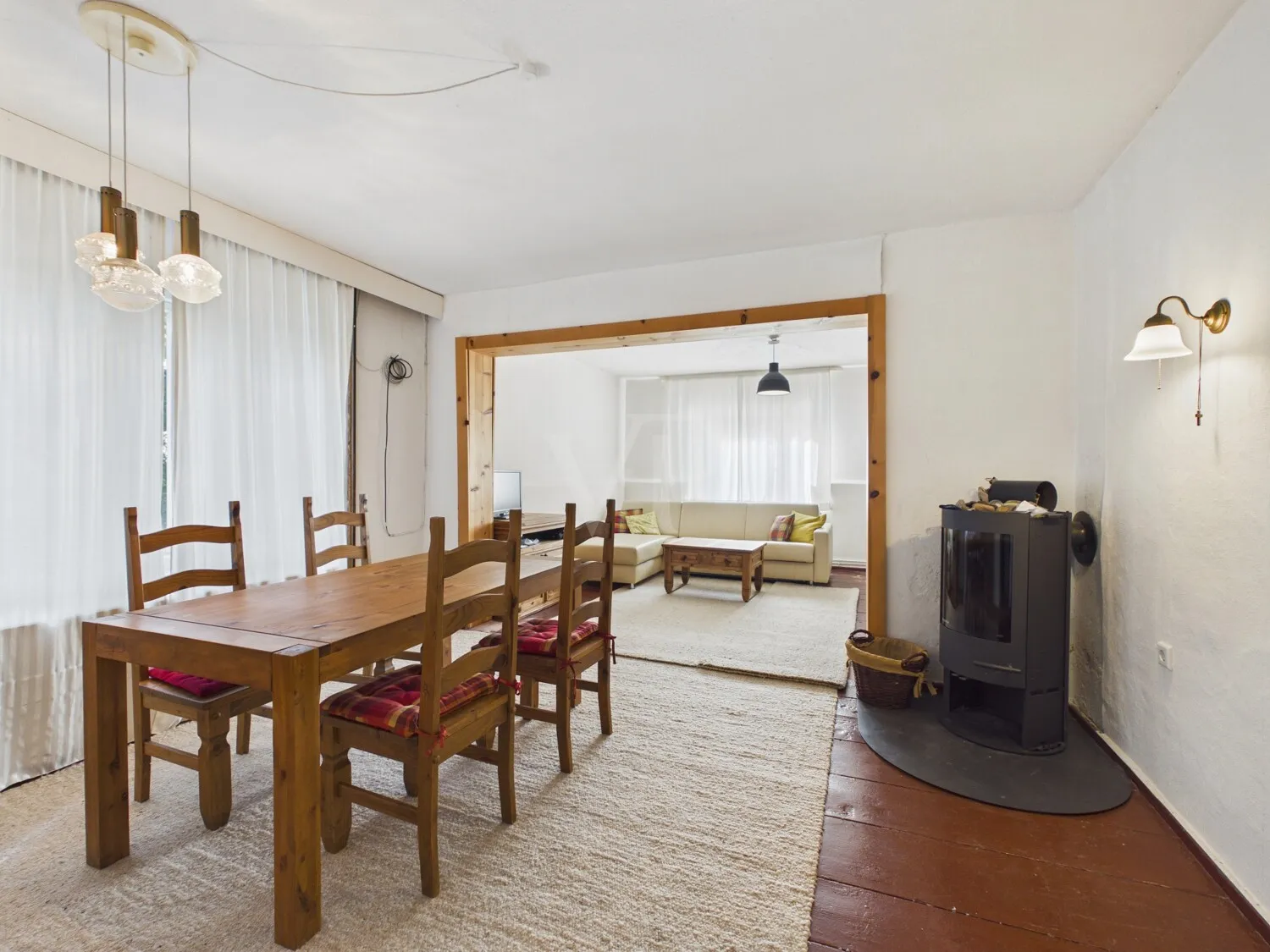 offenes Esszimmer mit Kamin