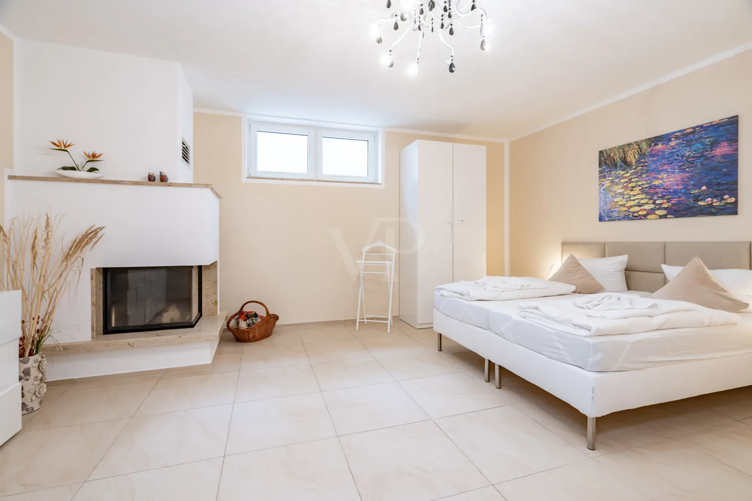 Schlafzimmer im Kellergeschoss mit Kamin