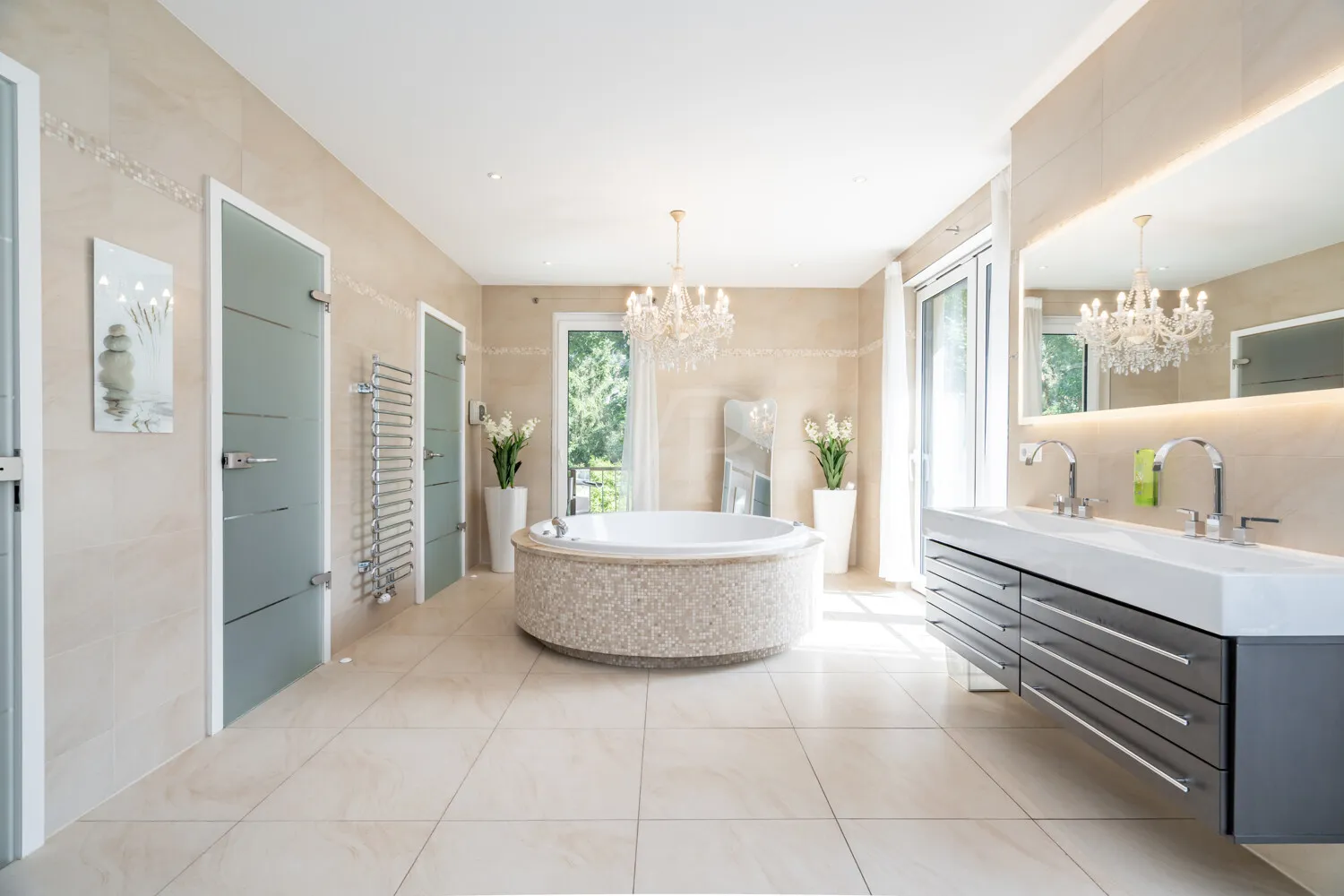 Masterbad im Obergeschoss mit Balkon, Sauna, Whirlpool, Dusche und Doppelwaschtisch
