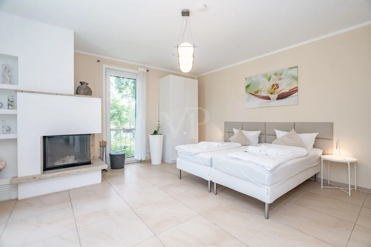 Schlafzimmer im Obergeschoss mit Kammin