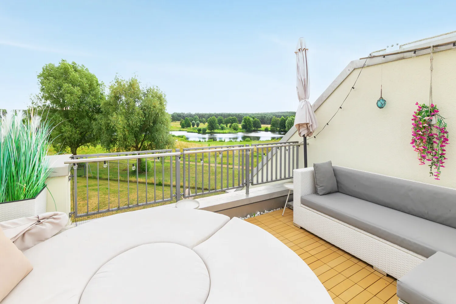 Südterrasse mit Blick auf den Golfplatz