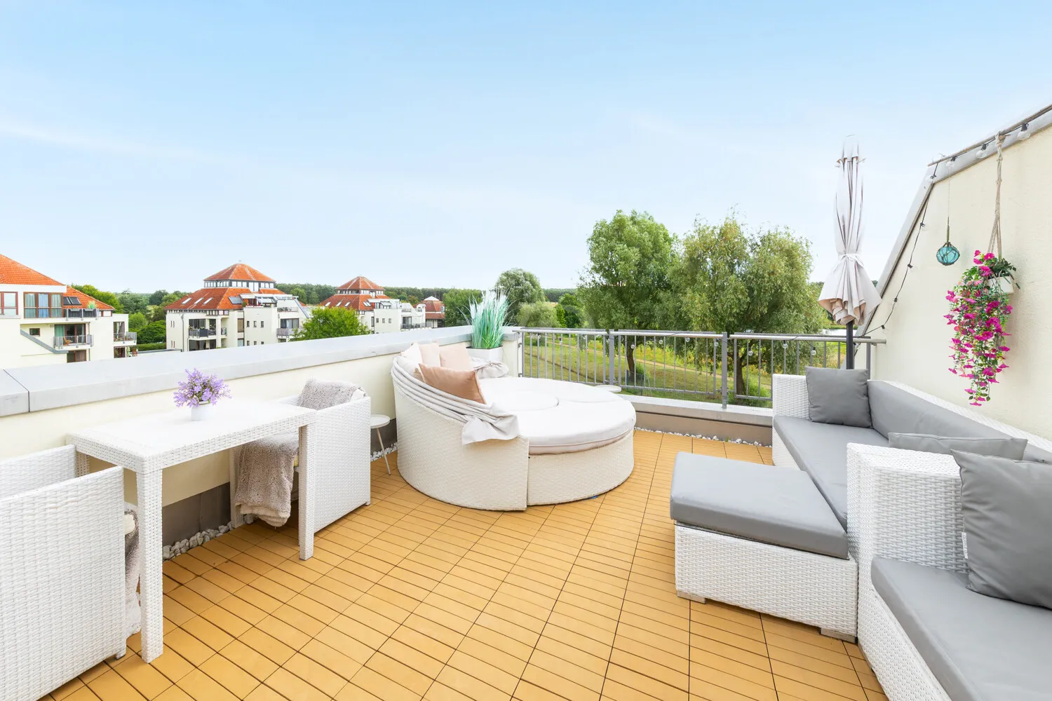 Südterrasse mit Blick auf den Golfplatz