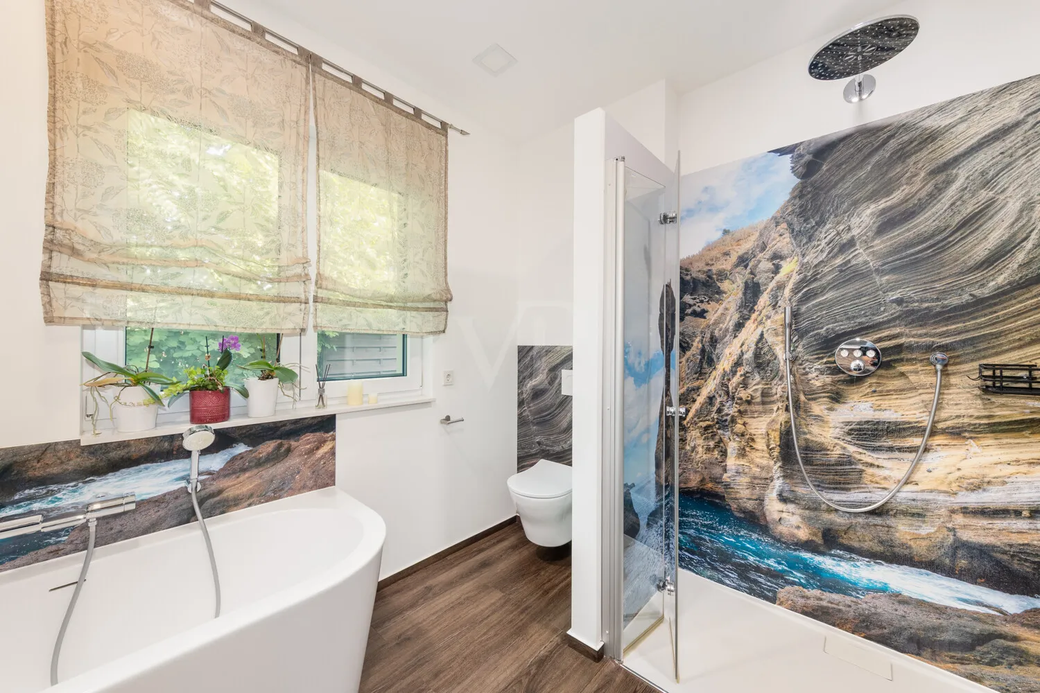 Masterbad mit Dusche und Badewanne