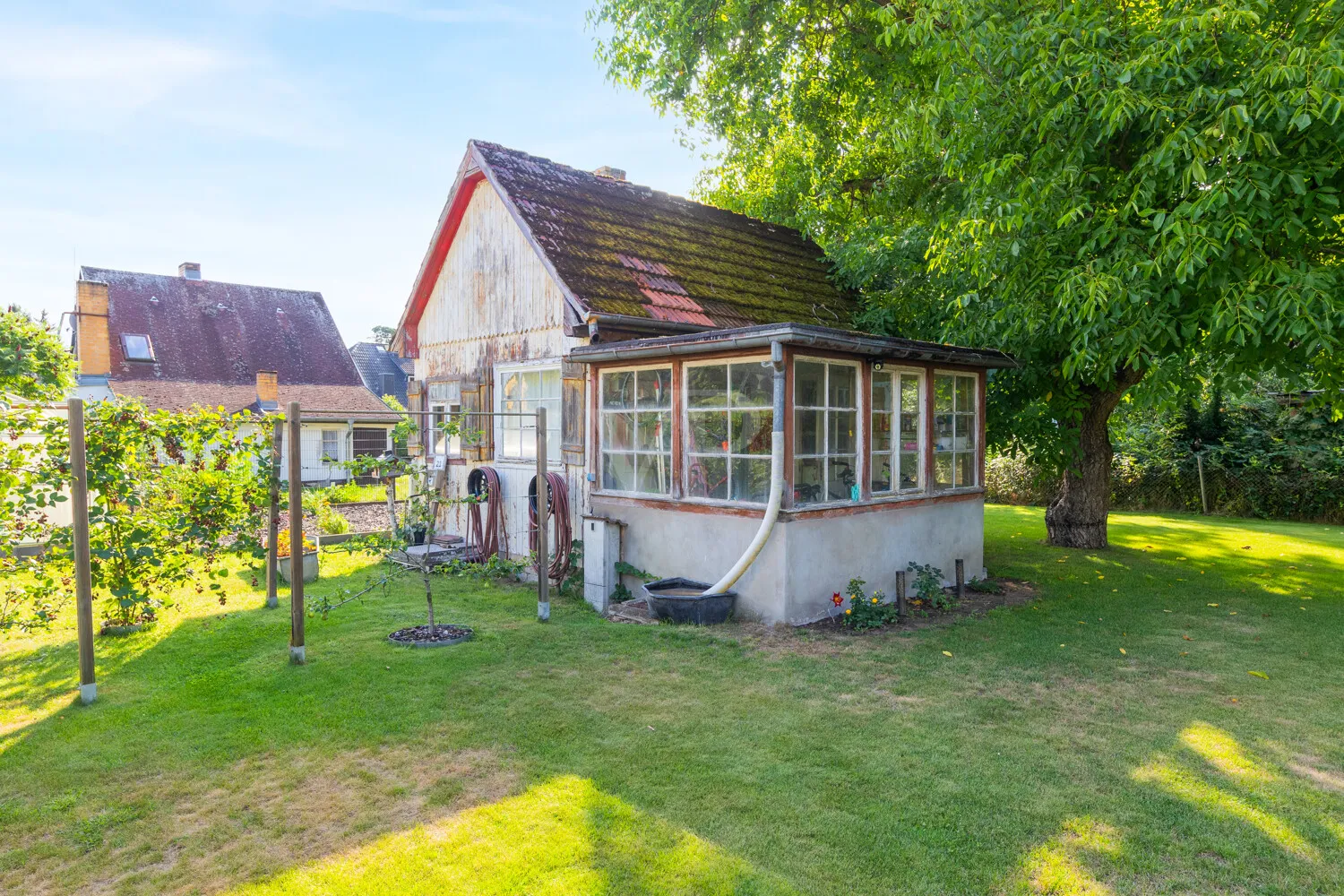 alte Laube als Geräteschuppen