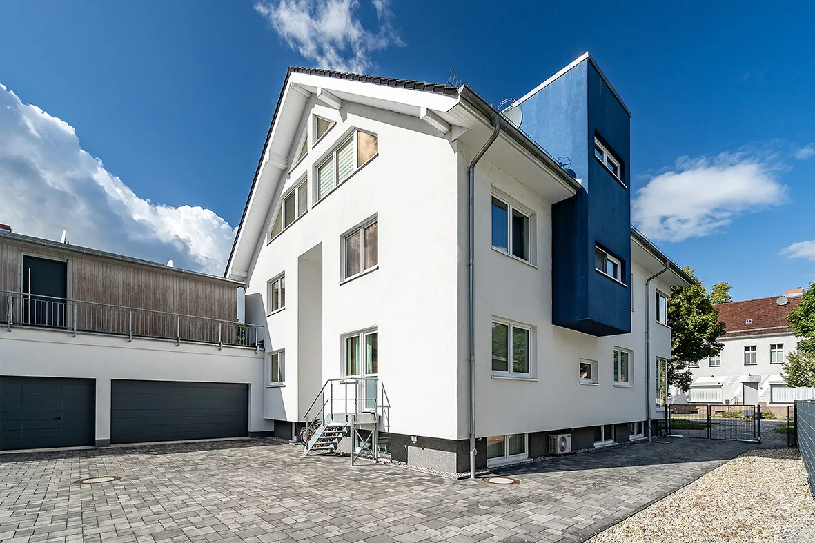 Blick vom Hof auf das MFH