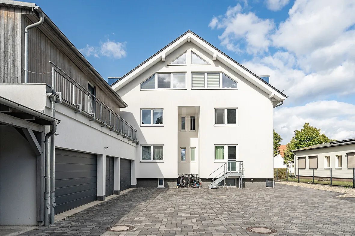 Großer Hof mit Stellplätzen und Carports
