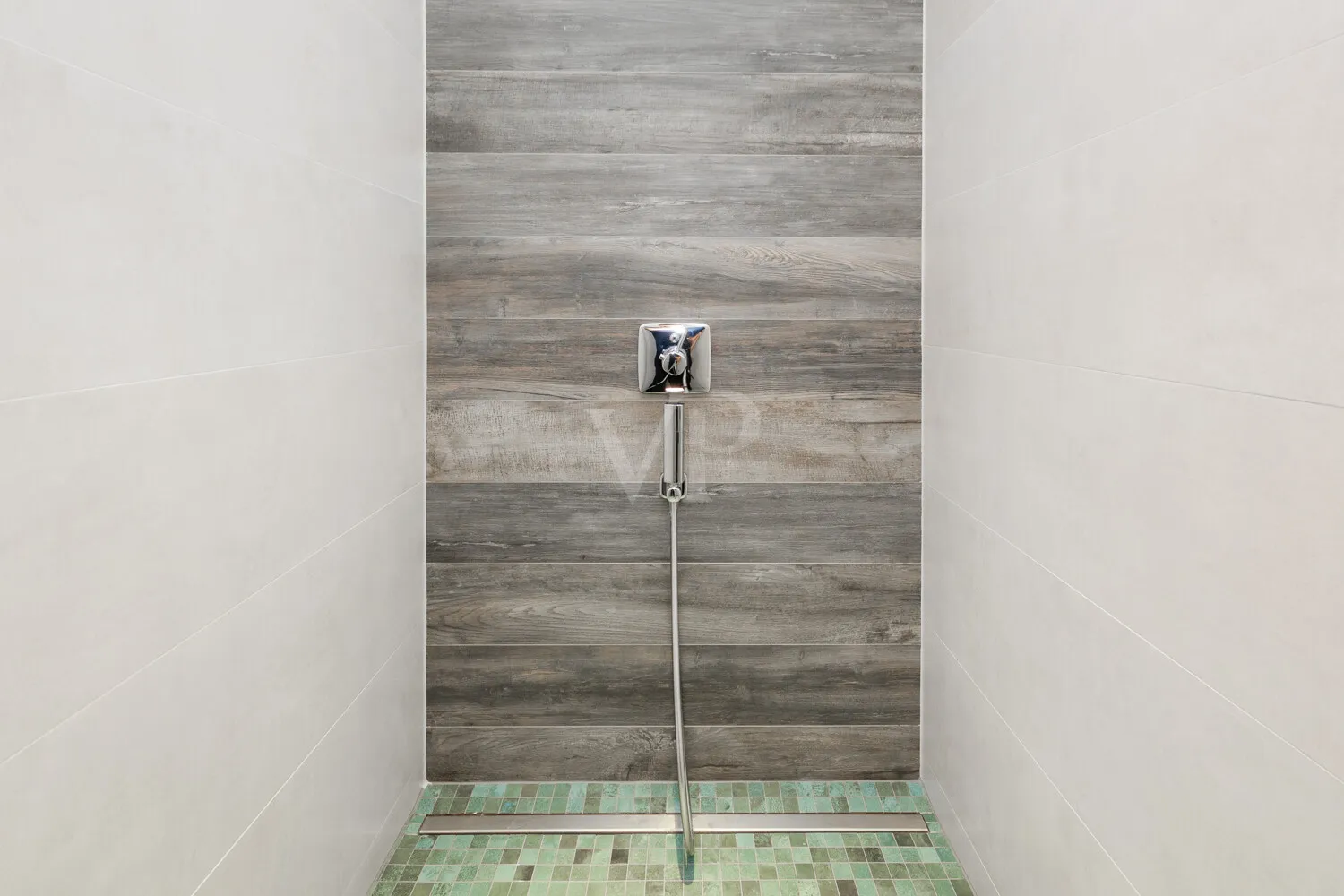großzügige, ebenerdige Dusche