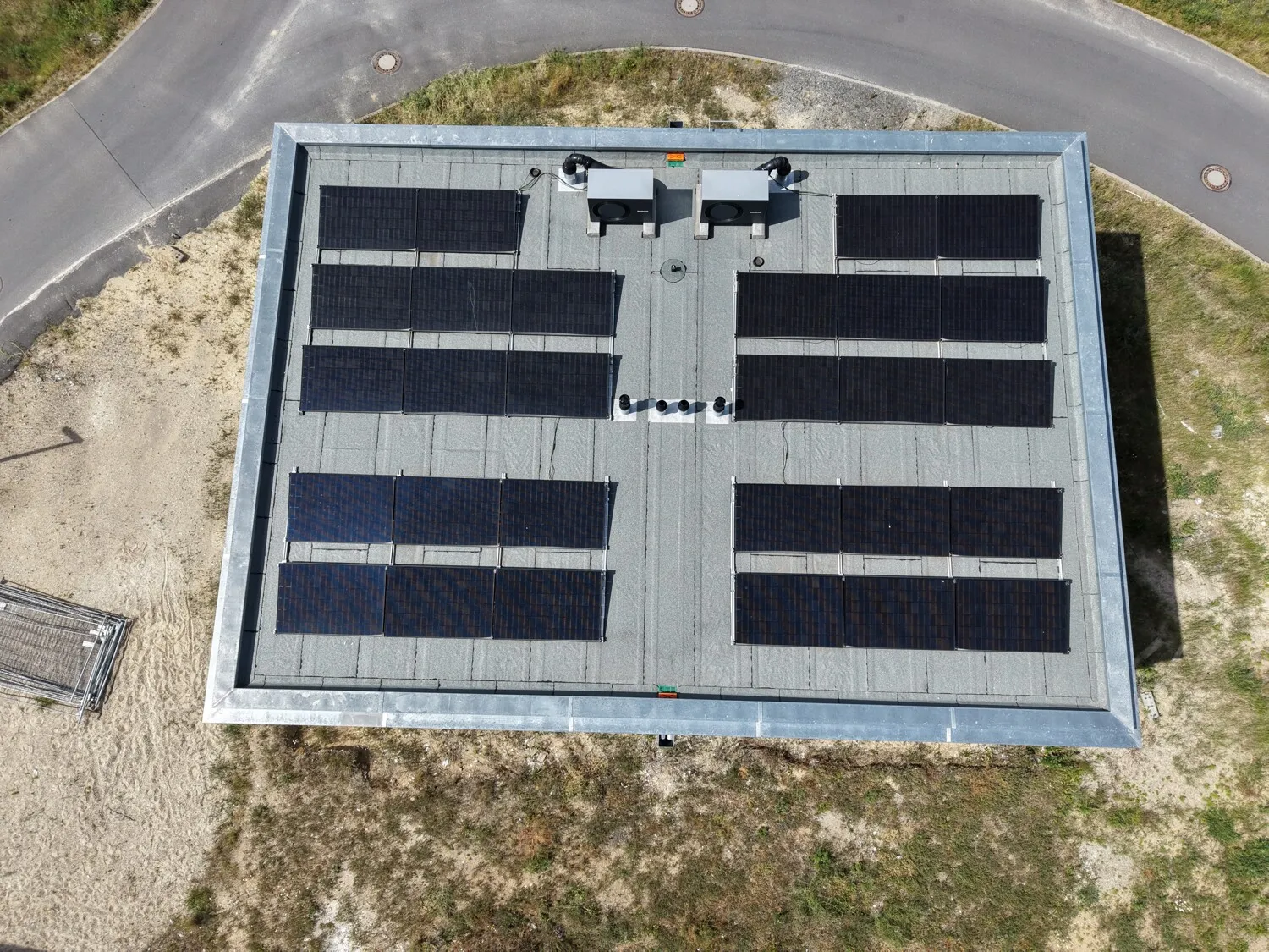 PV- Anlage und Wärmepumpe auf dem Dach