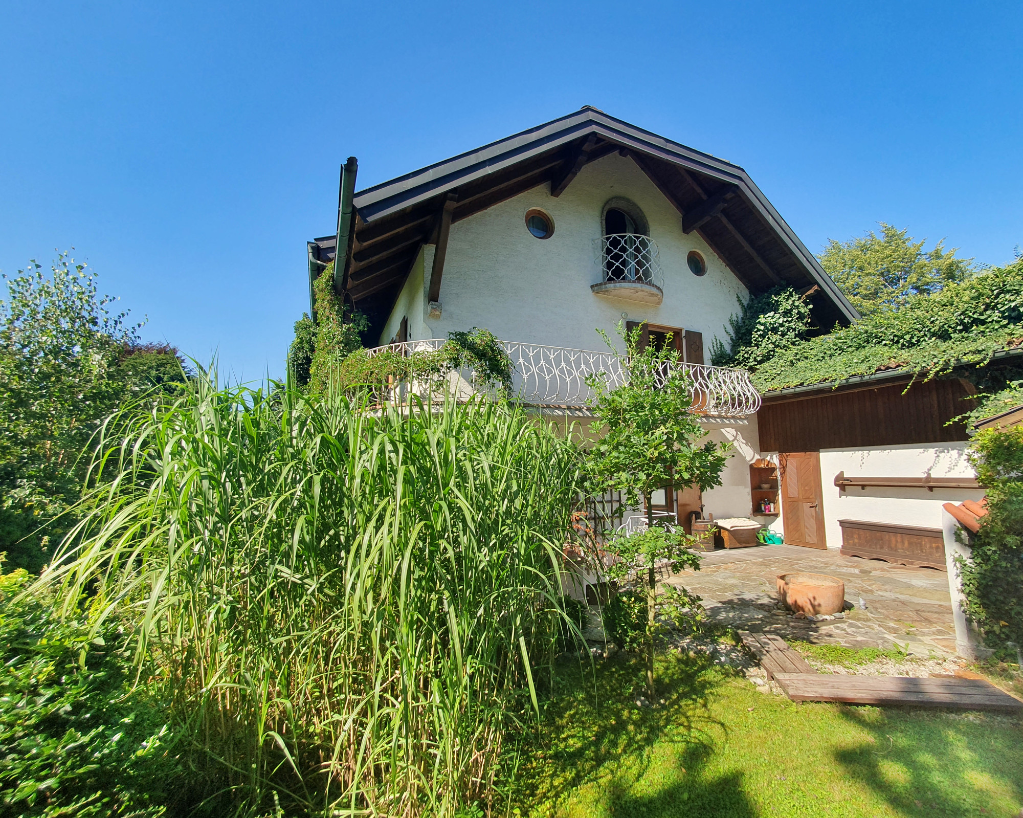 Ansicht mit Ostterrasse u Garten