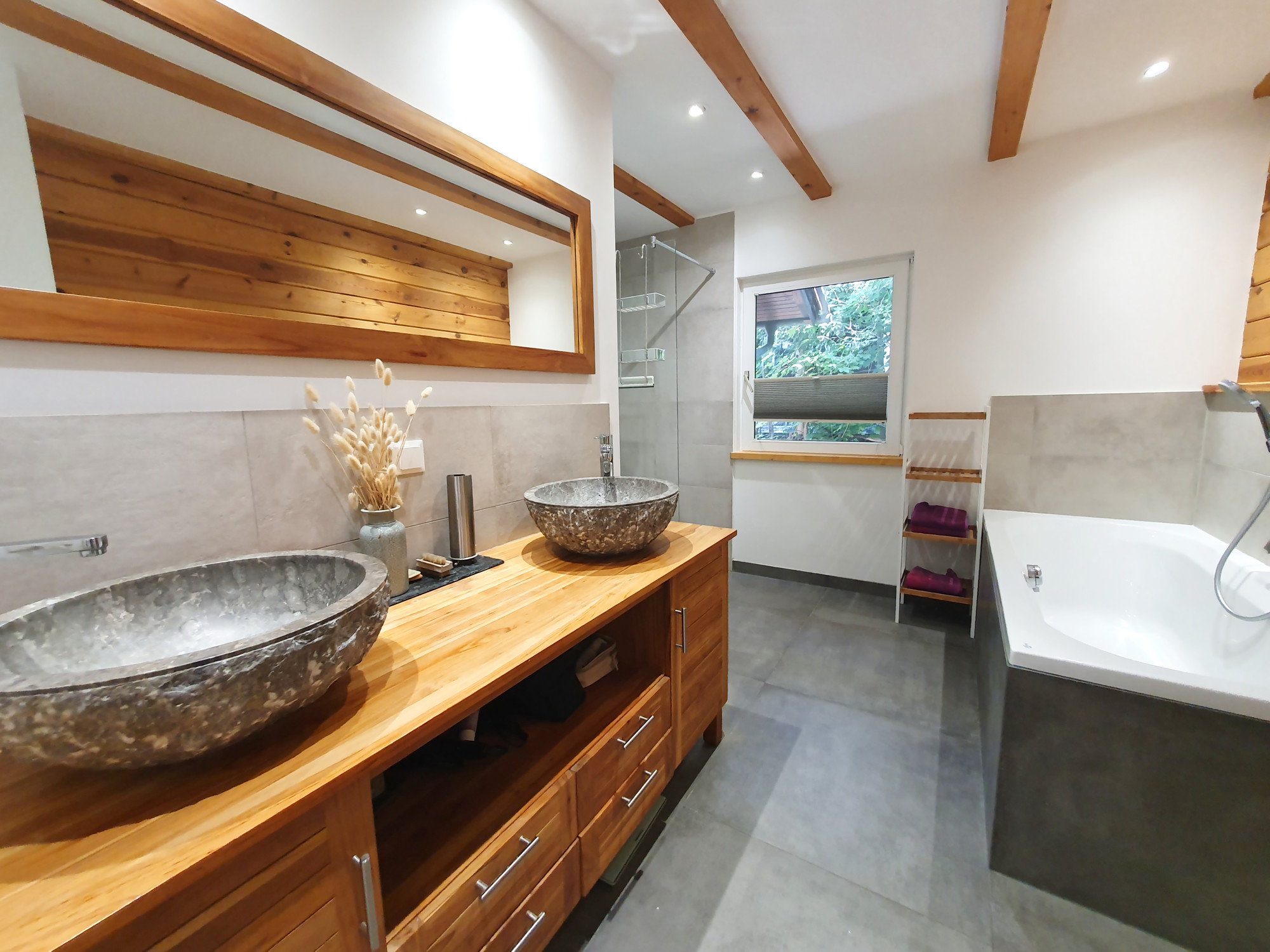 Bad m. Dusche, Wanne, WC
