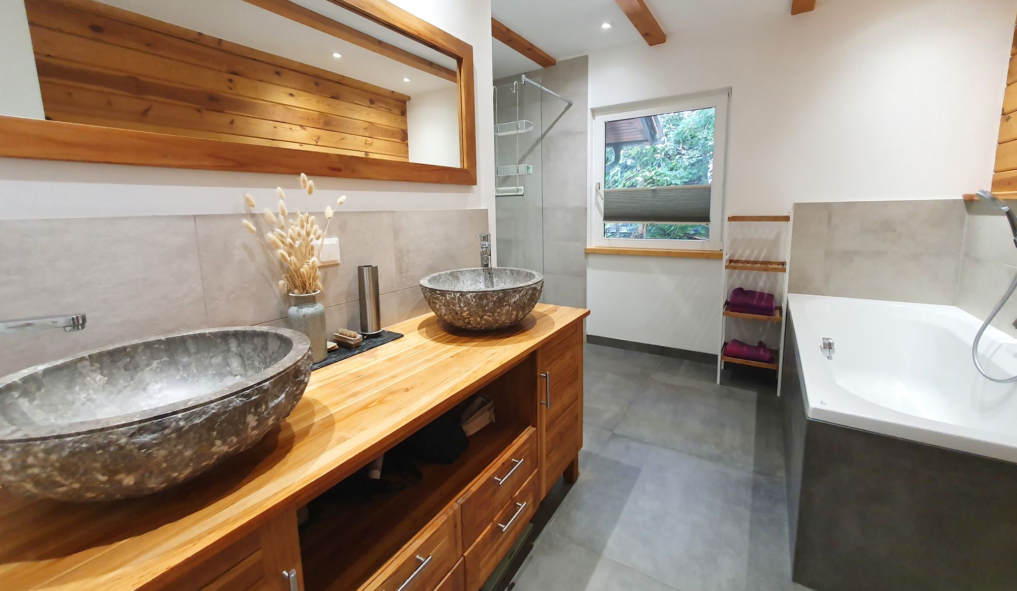 Bad m. Dusche, Wanne, WC