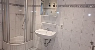 von_poll_real_estate_property_AM-19112025_image_10