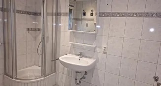 von_poll_real_estate_property_AM-19112025_image_10