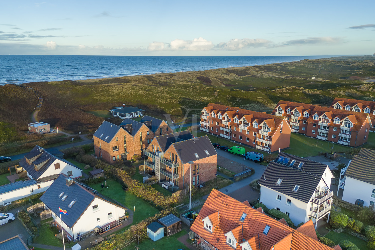 Blick auf Haus mit Strandübergang