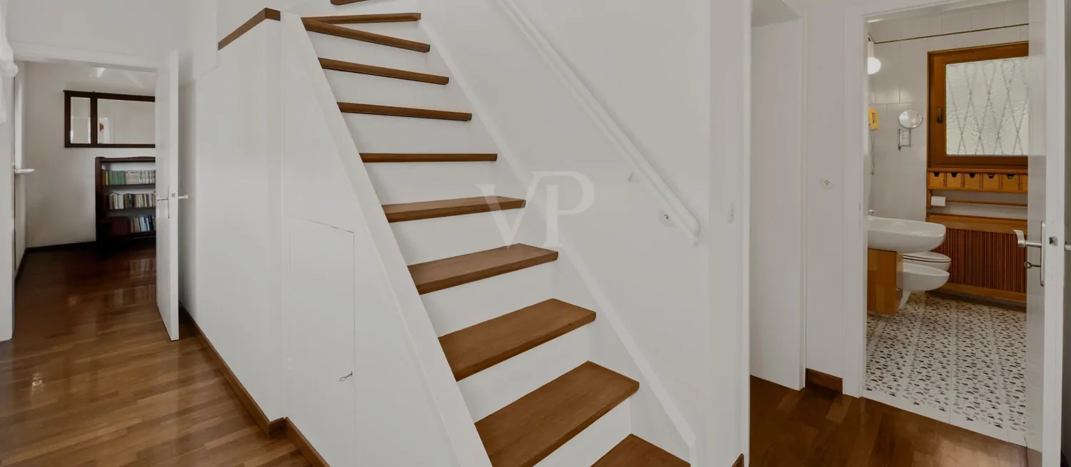 Wunderschöner Treppenaufgang ins Dachgeschoss