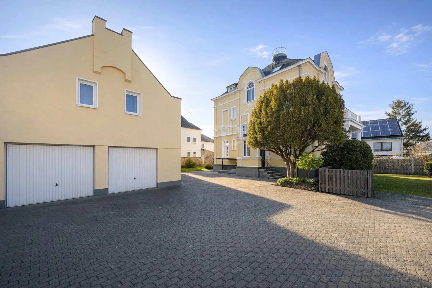 Einfahrt und Blick auf das Grundstück