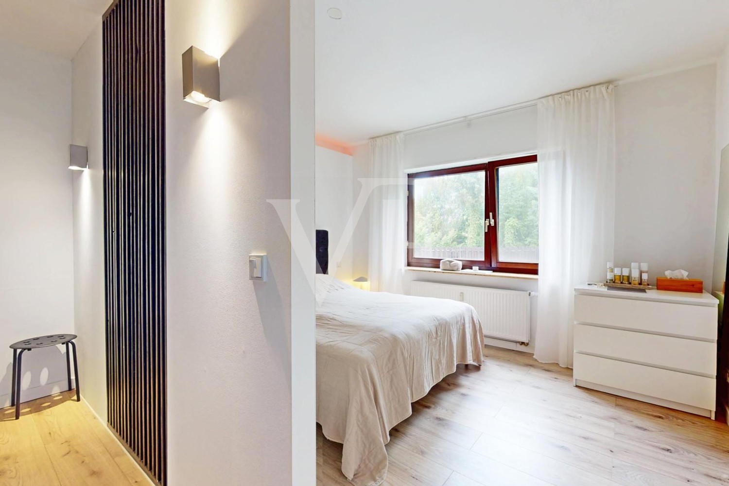 Schlafzimmer mit Ankleidebereich