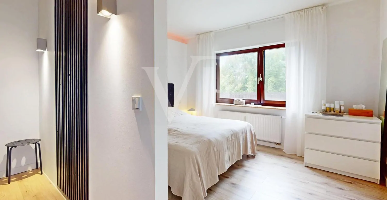 Schlafzimmer mit Ankleidebereich