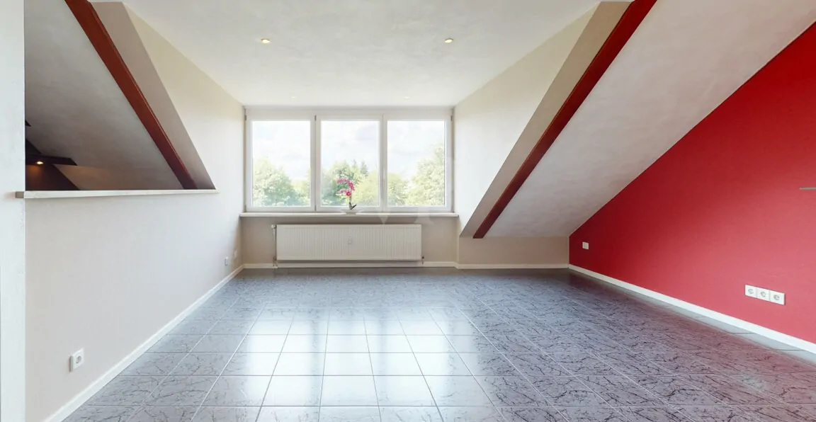 Großes Zimmer - DG - mit KI Möbel entfernt