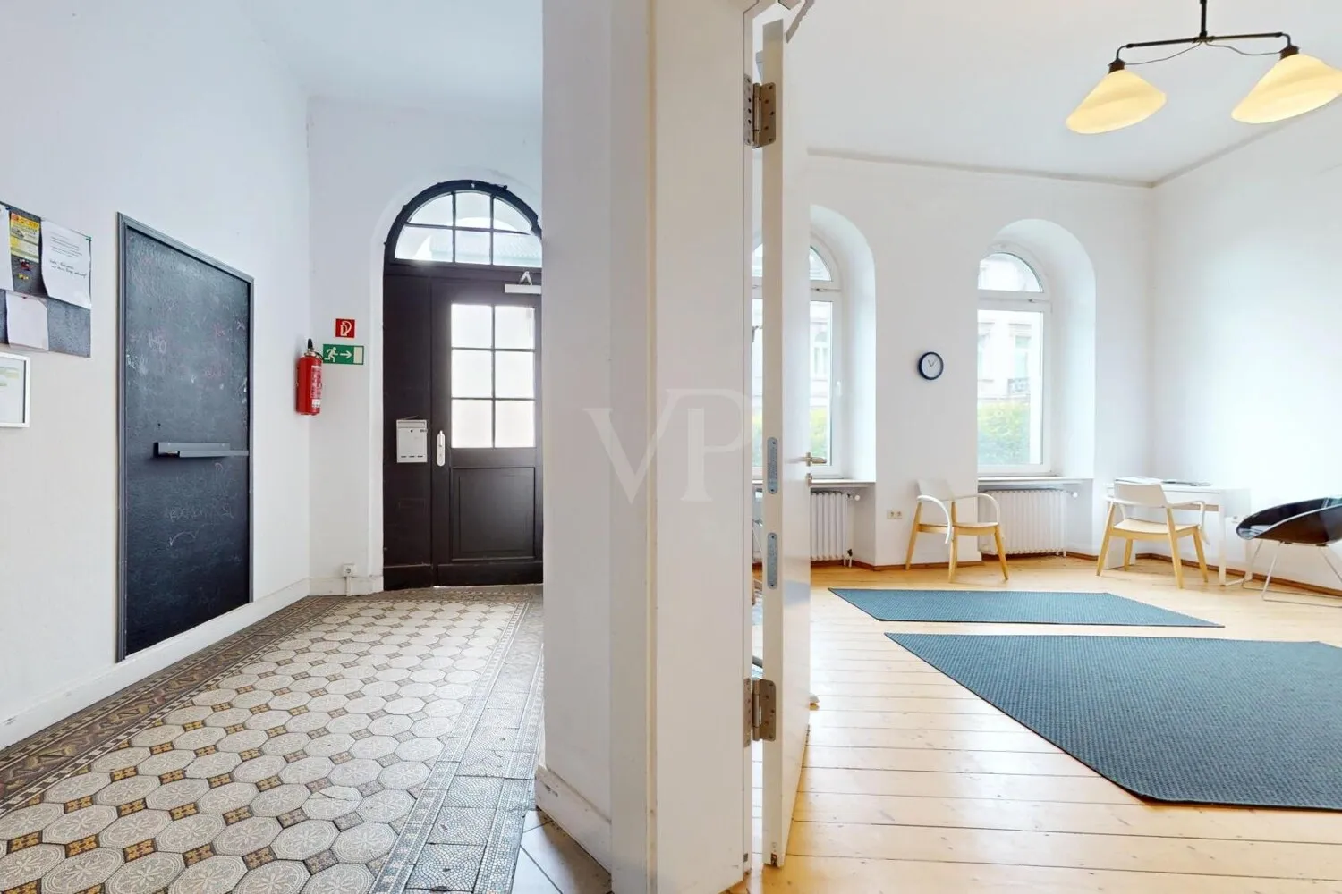 Blick in den Eingangsbereich und Zimmer