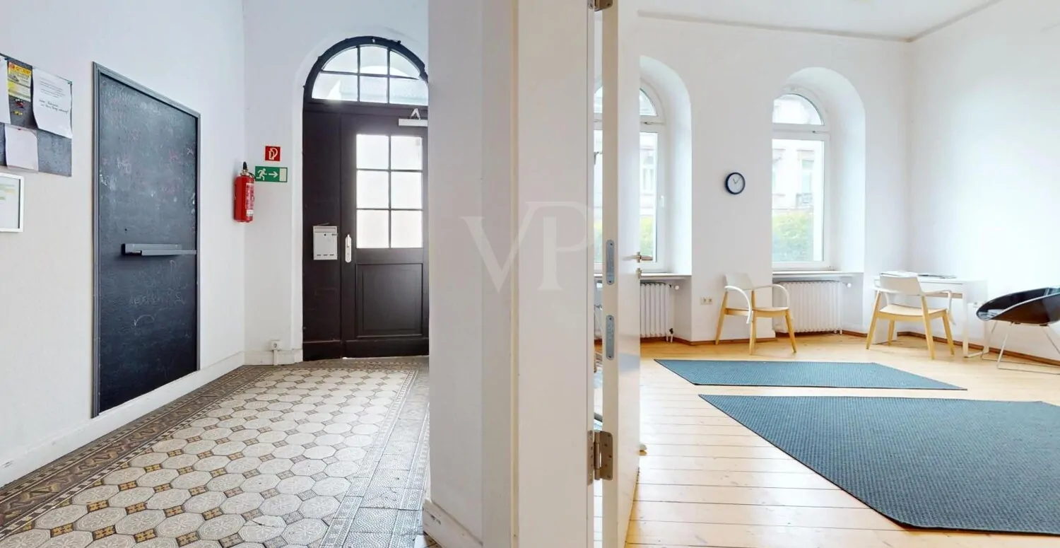 Blick in den Eingangsbereich und Zimmer