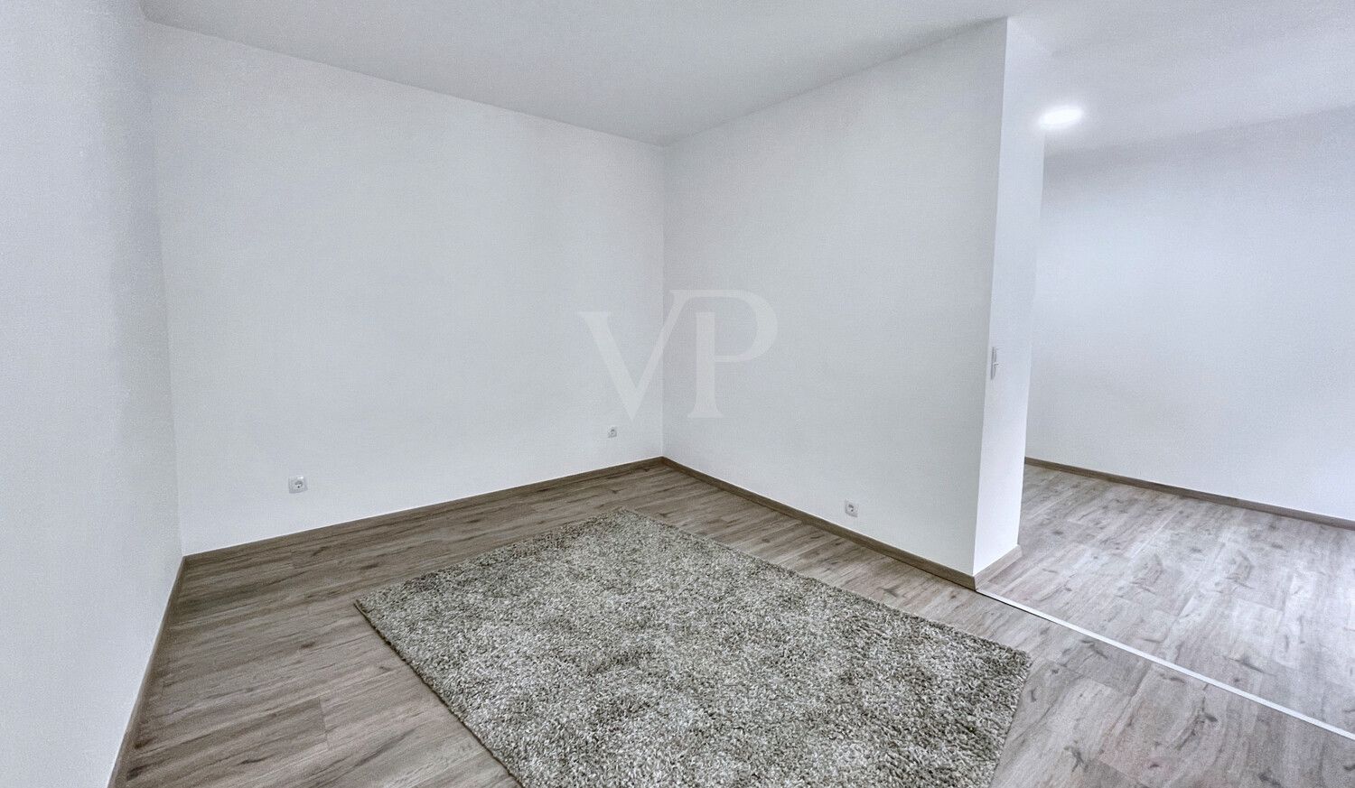 Schlafzimmer mit Ankleidebereich im Erdgeschoss