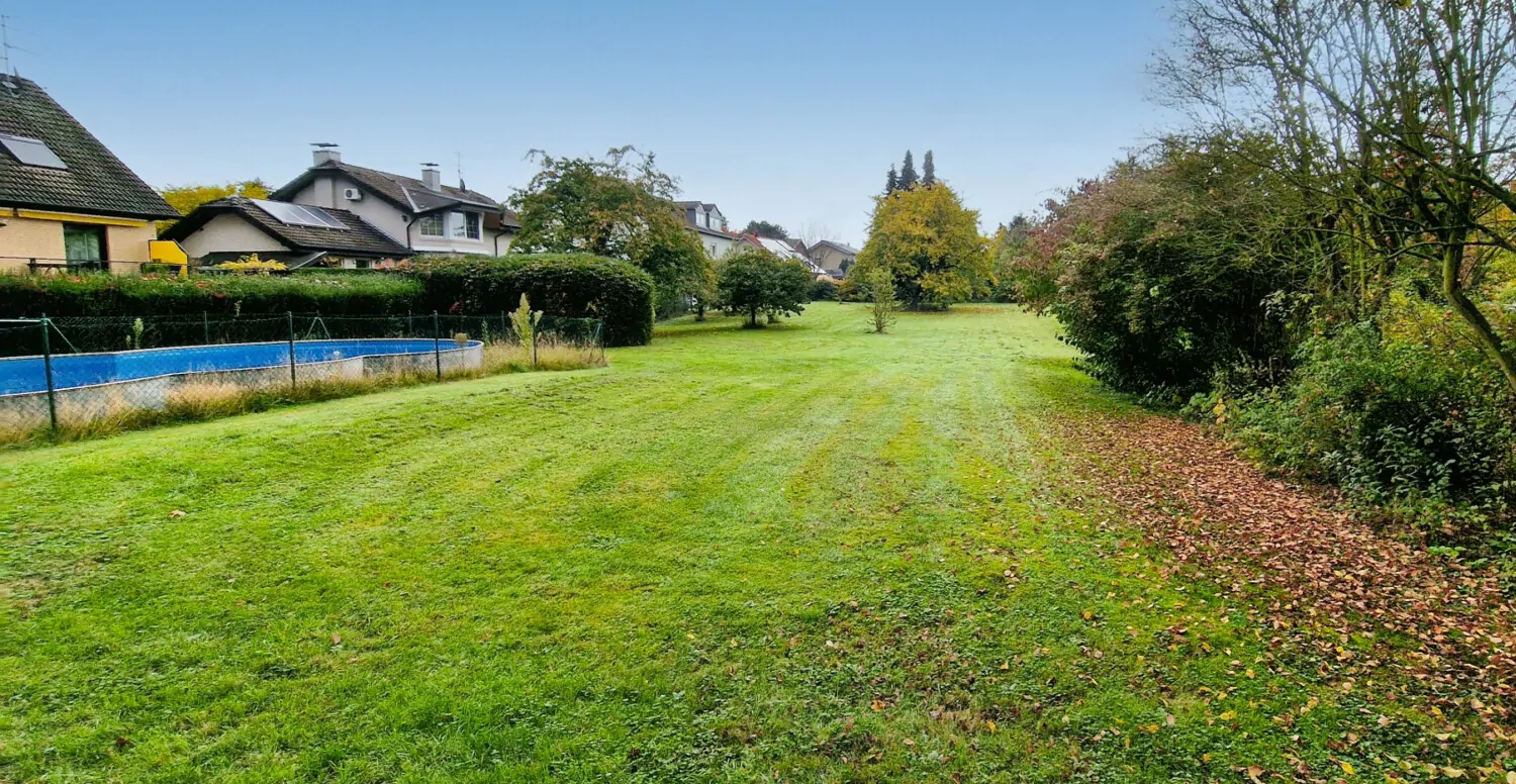 Blick über den weitläufigen Garten