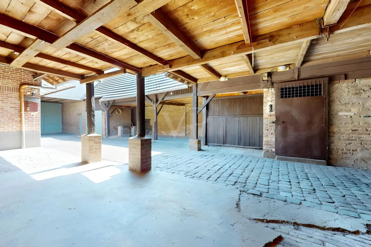 Überdachterbereich im Innenhof