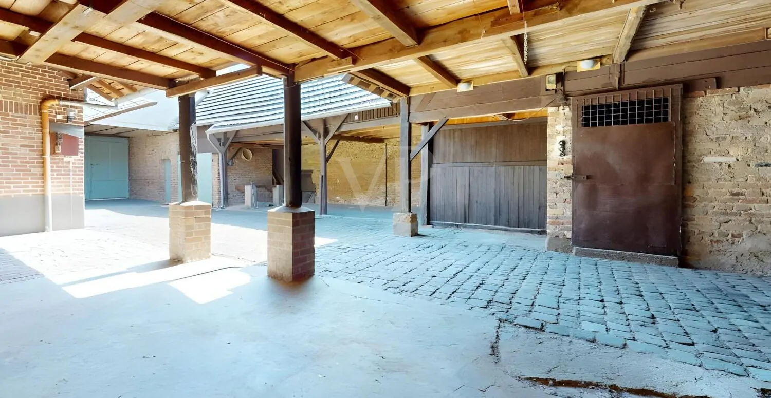 Überdachterbereich im Innenhof