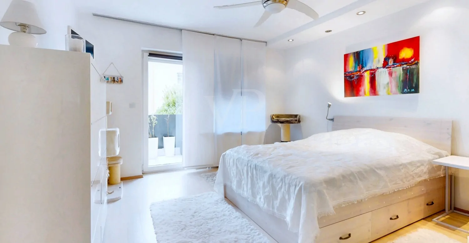 Schlafzimmer mit Balkonzugang