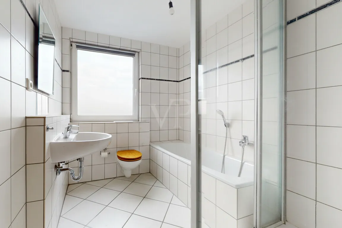 Tageslichtbad mit Wanne und Dusche