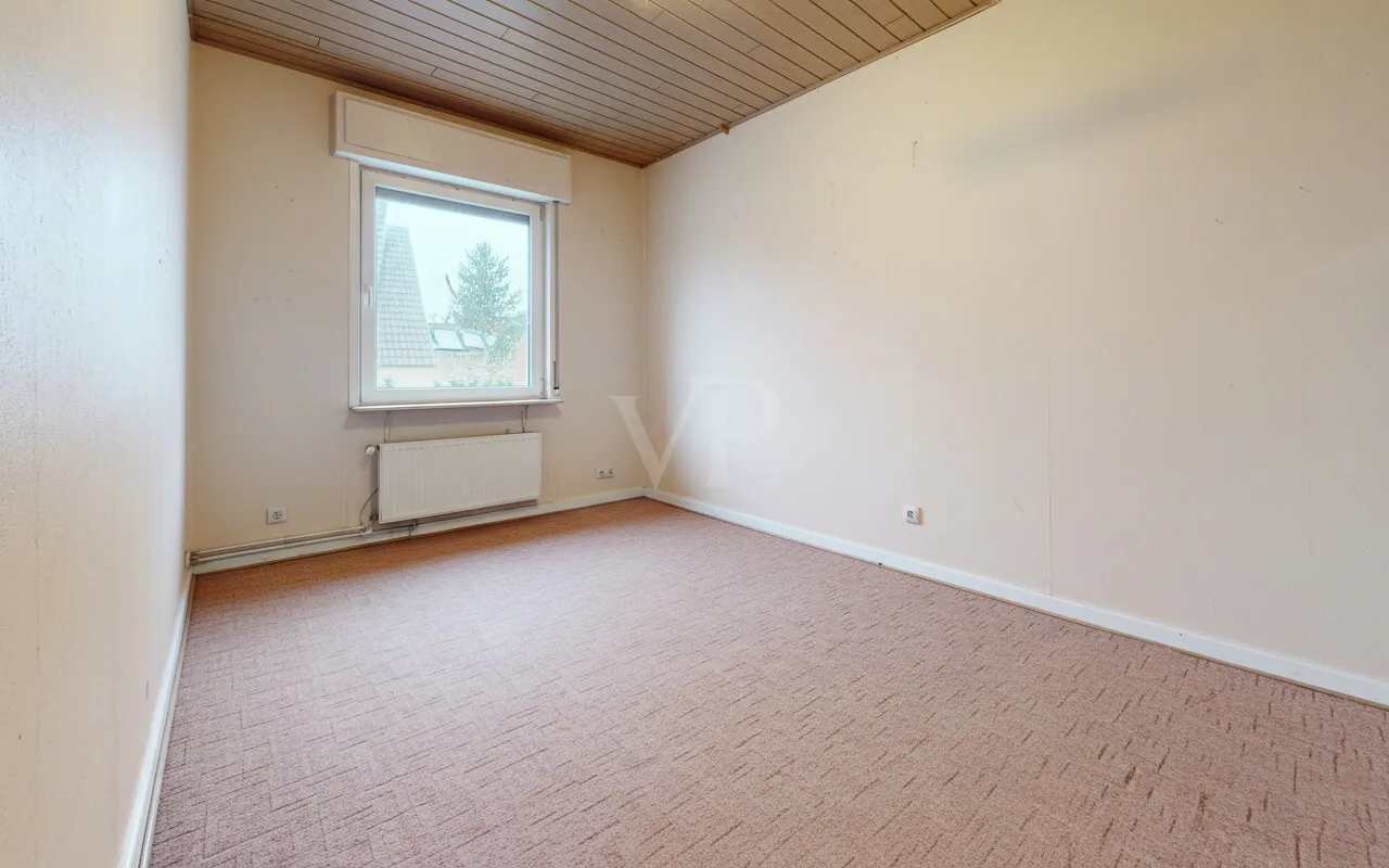 Schlafzimmer im Obergeschoss - KI-generierte, leergeräumte Darstellung