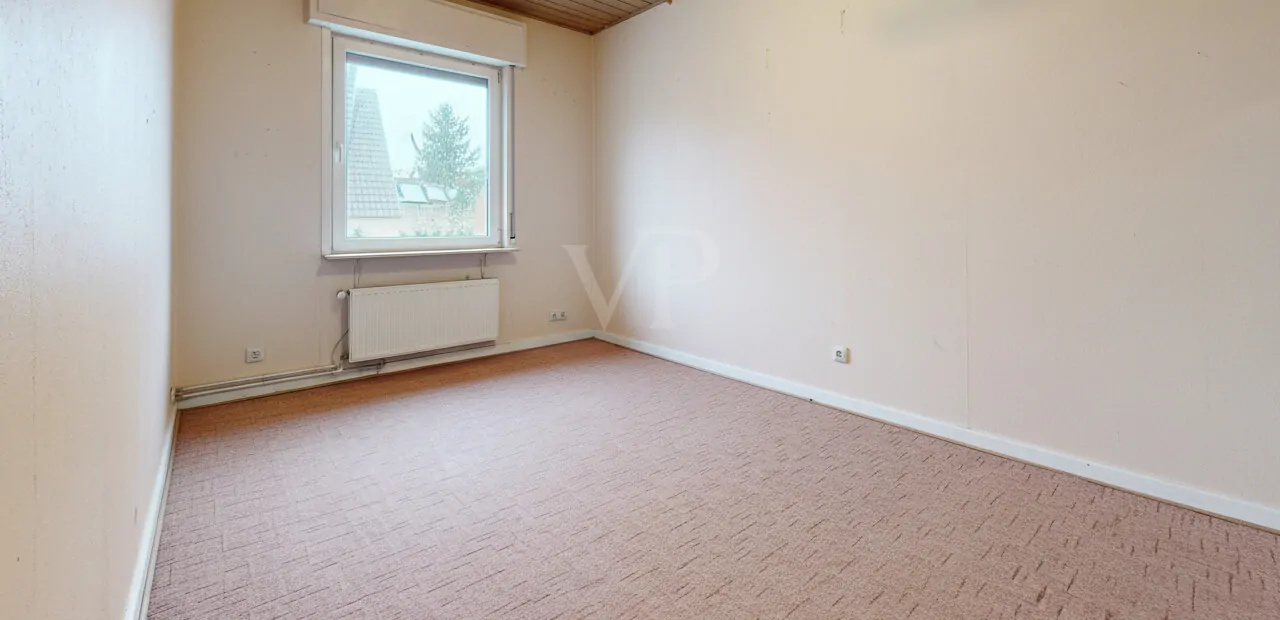 Schlafzimmer im Obergeschoss - KI-generierte, leergeräumte Darstellung