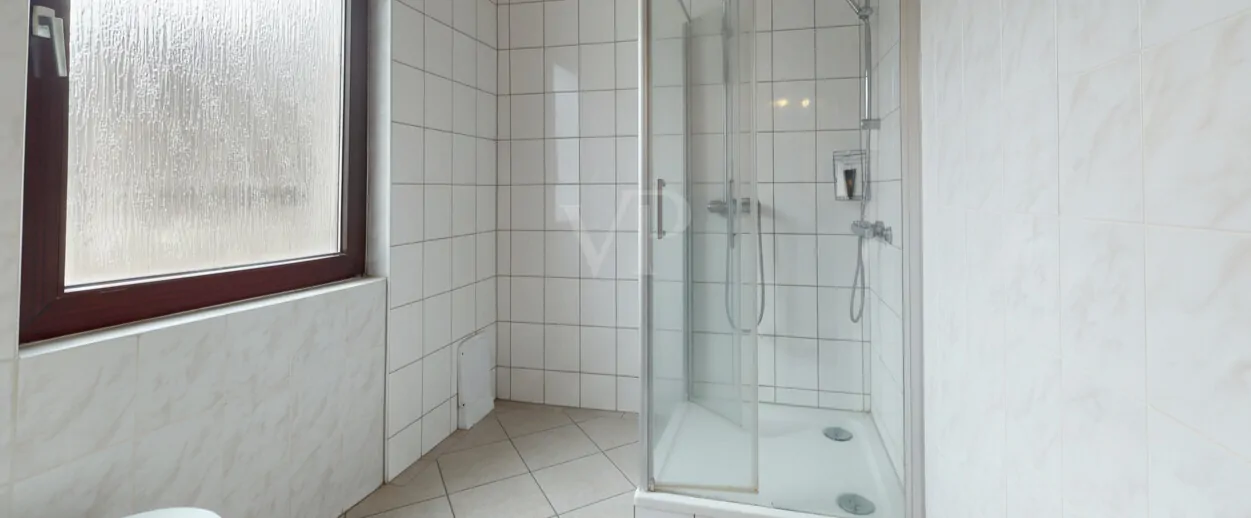 Duschbad im Obergeschoss - KI-generierte, leergeräumte Darstellung